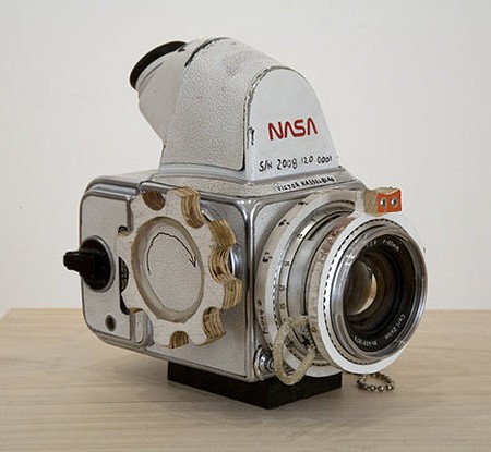 hasselblad-moon-camera-photoded-com.jpg?